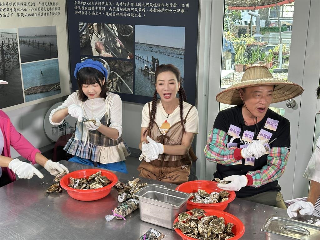 民視、八大《綜藝新時代》拜訪「嘉義最強青蚵嫂」!驚見青蚵嫂是縣長翁章梁熟練剝蚵