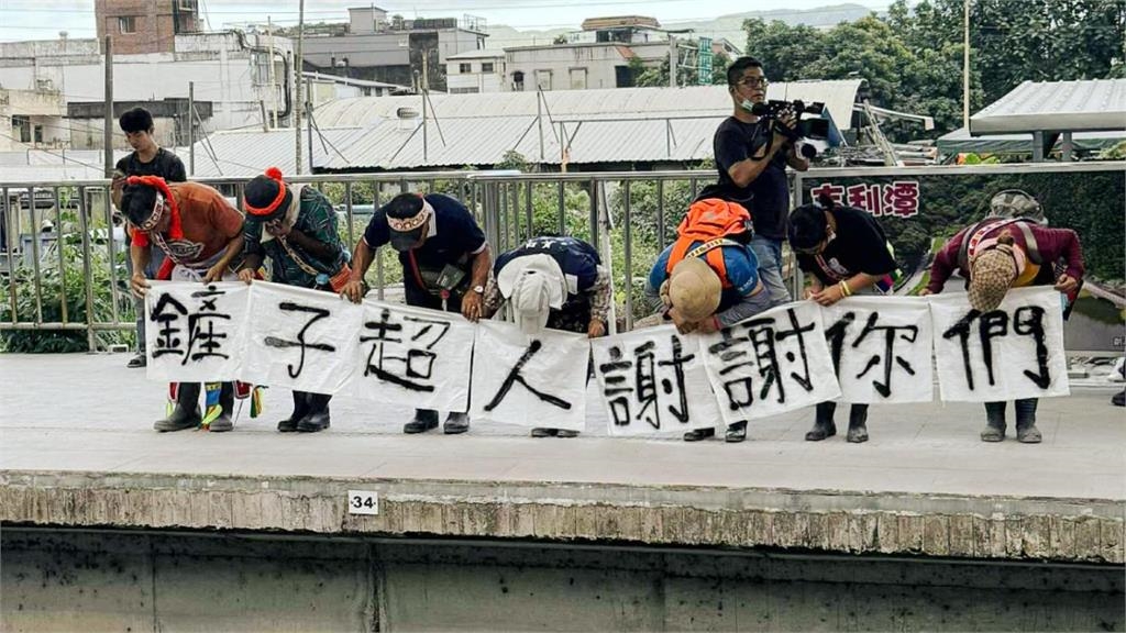 光復災民90度鞠躬讓人眼眶紅 她飆淚身為台灣人真讓人驕傲