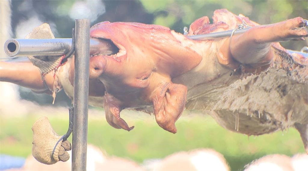 慢烤火腿吱吱作響　龍蝦搭配鳳梨奶油醬襯托鮮味