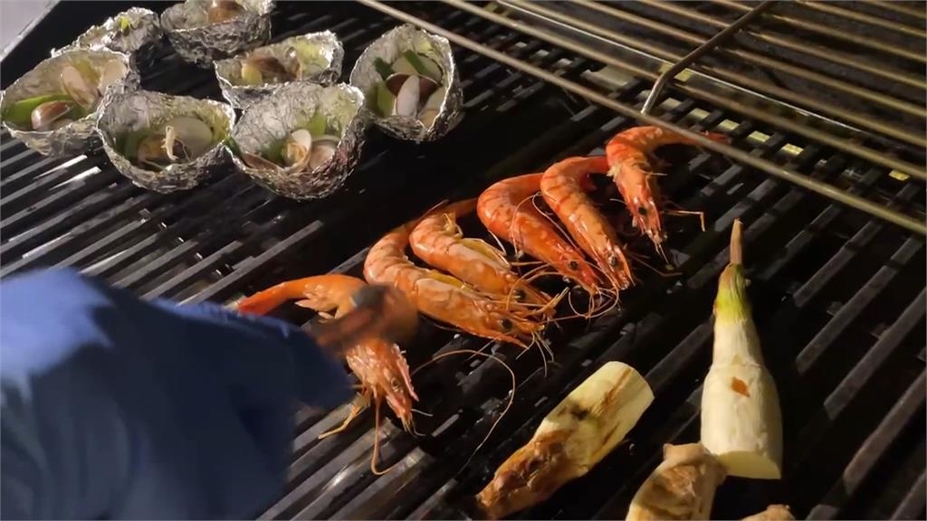 慢烤火腿吱吱作響　龍蝦搭配鳳梨奶油醬襯托鮮味