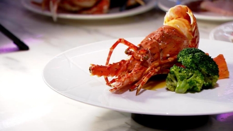 慢烤火腿吱吱作響 龍蝦搭配鳳梨奶油醬襯托鮮味