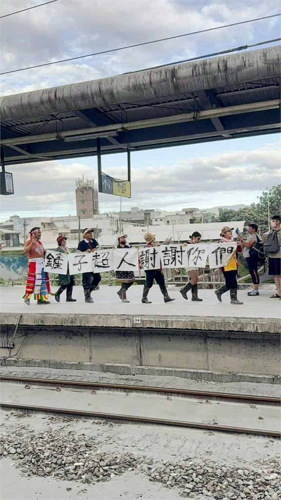 光復車站感動1幕!災民穿族服90度鞠躬「布條寫8字」志工全哭:你們才辛苦