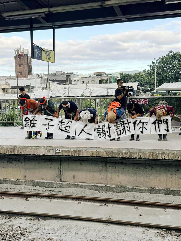 光復車站感動1幕!災民穿族服90度鞠躬「布條寫8字」志工全哭:你們才辛苦