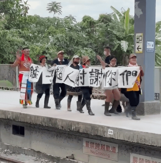 光復車站感動1幕!災民穿族服90度鞠躬「布條寫8字」志工全哭:你們才辛苦