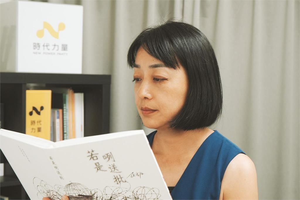 光復車站感動1幕!災民穿族服90度鞠躬「布條寫8字」志工全哭:你們才辛苦