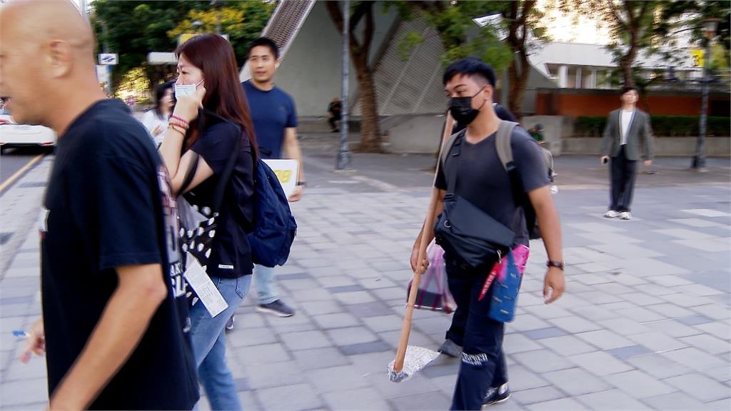 車隊「免費小黃」載鏟子超人! 這位超偶歌手也來救災