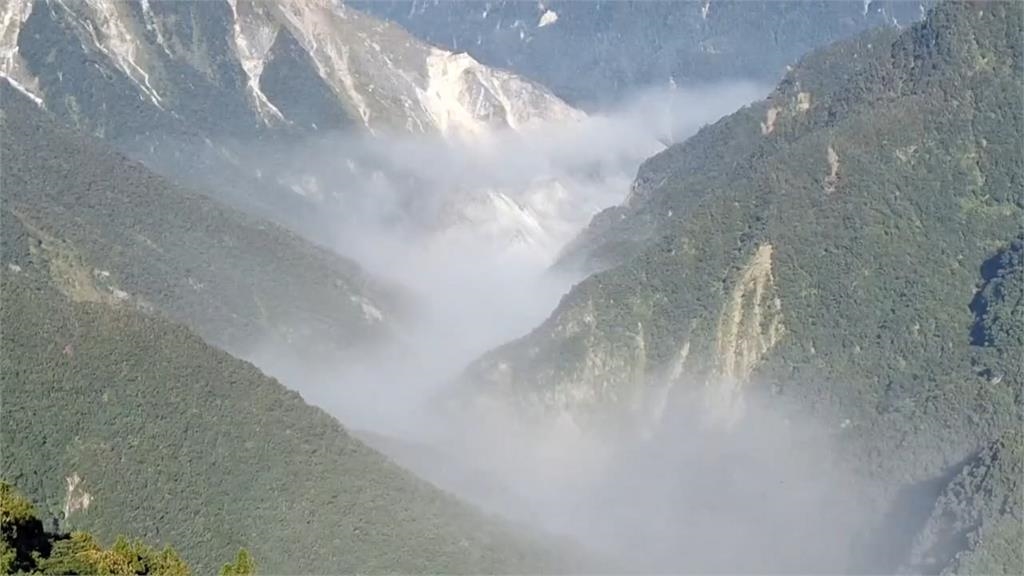 鄭天財稱「送工人去堰塞湖」用鋤頭挖呀挖!探勘超人衝頂見「煉獄現場」打臉