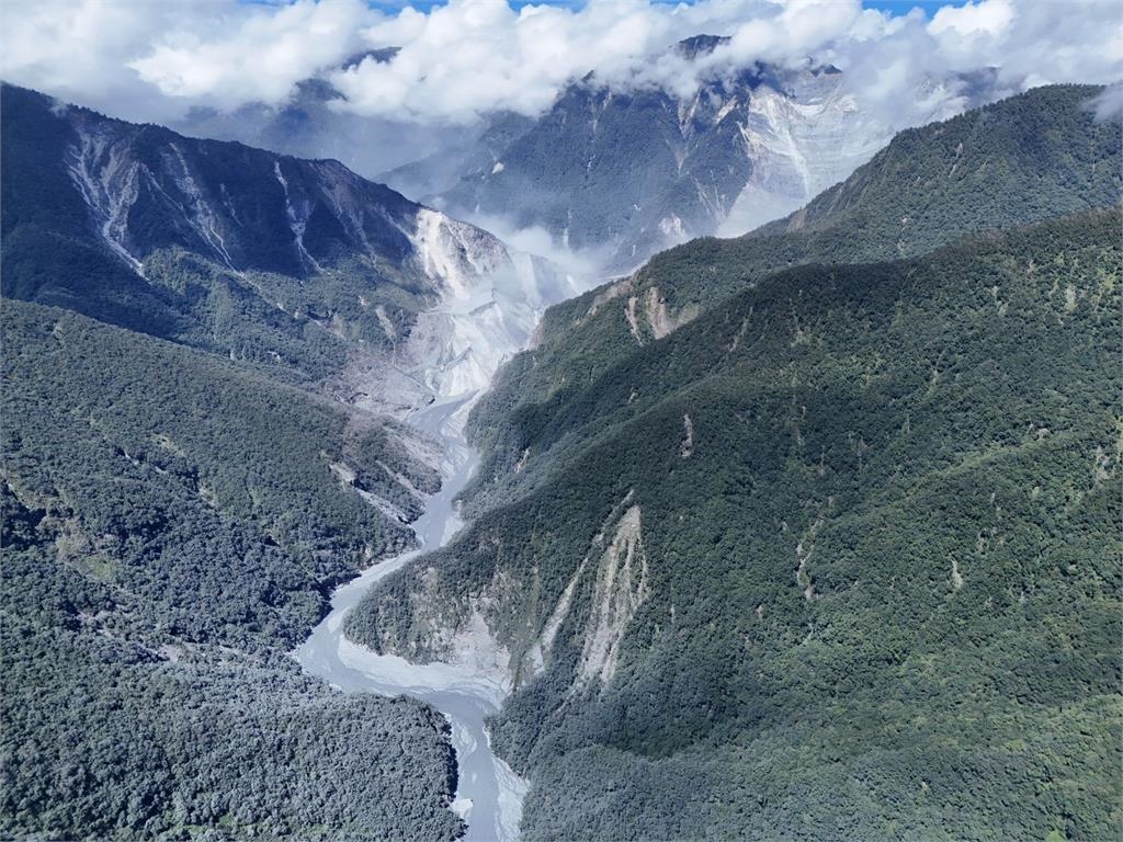 快新聞／空拍畫面曝！堰塞湖蓄水量僅剩590萬噸　原來量體6.4%