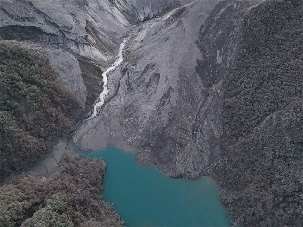 快新聞／空拍畫面曝！堰塞湖蓄水量僅剩590萬噸　原來量體6.4%