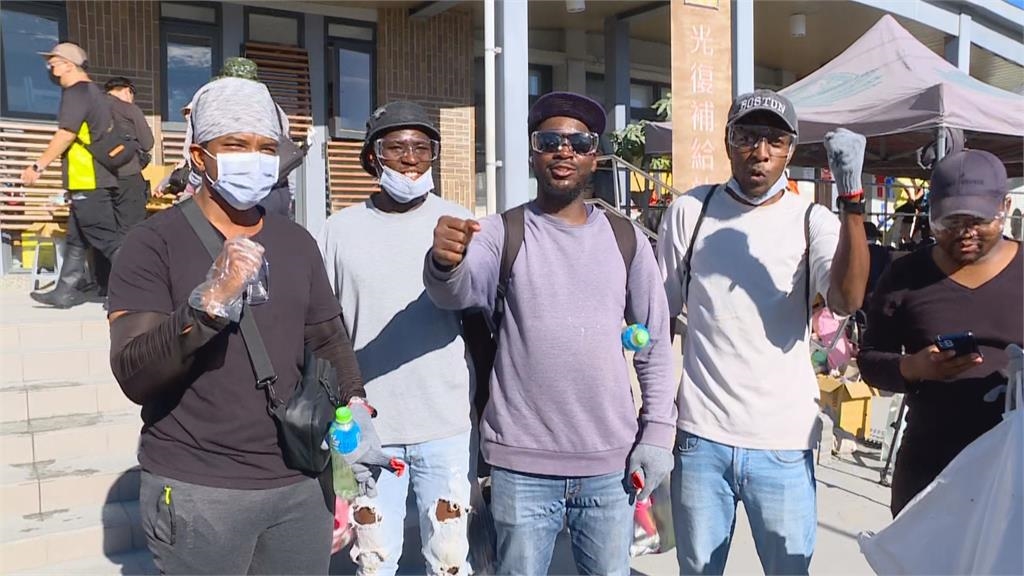 快新聞／鏟子大軍再現！上午光復車站萬頭鑽動　友邦史瓦帝尼留學生也來相助