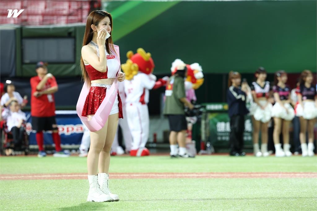啦啦隊(影)／小龍女琪琪結束應援生涯！弟弟獻唱讓她淚灑天母