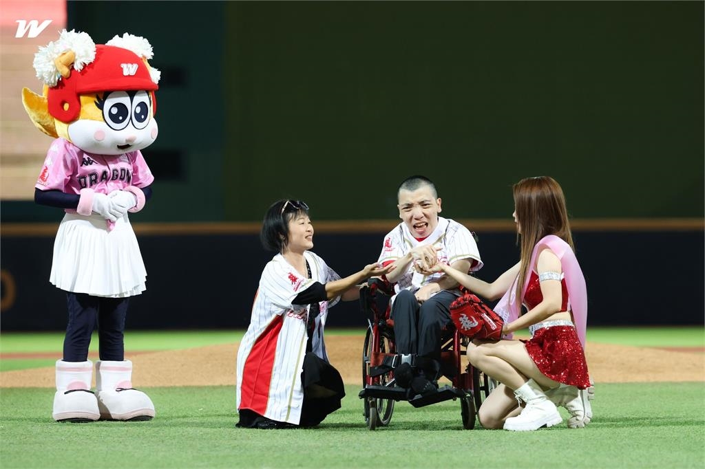 啦啦隊(影)／小龍女琪琪結束應援生涯！弟弟獻唱讓她淚灑天母