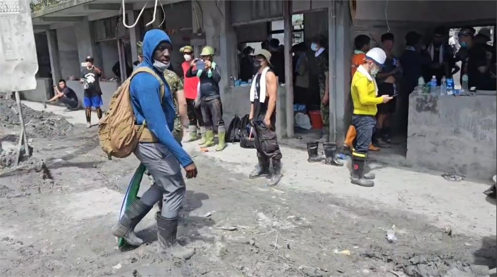 鏟子超人不分國籍！　籃籃、曹錦輝及甘比亞YTR幫挖土