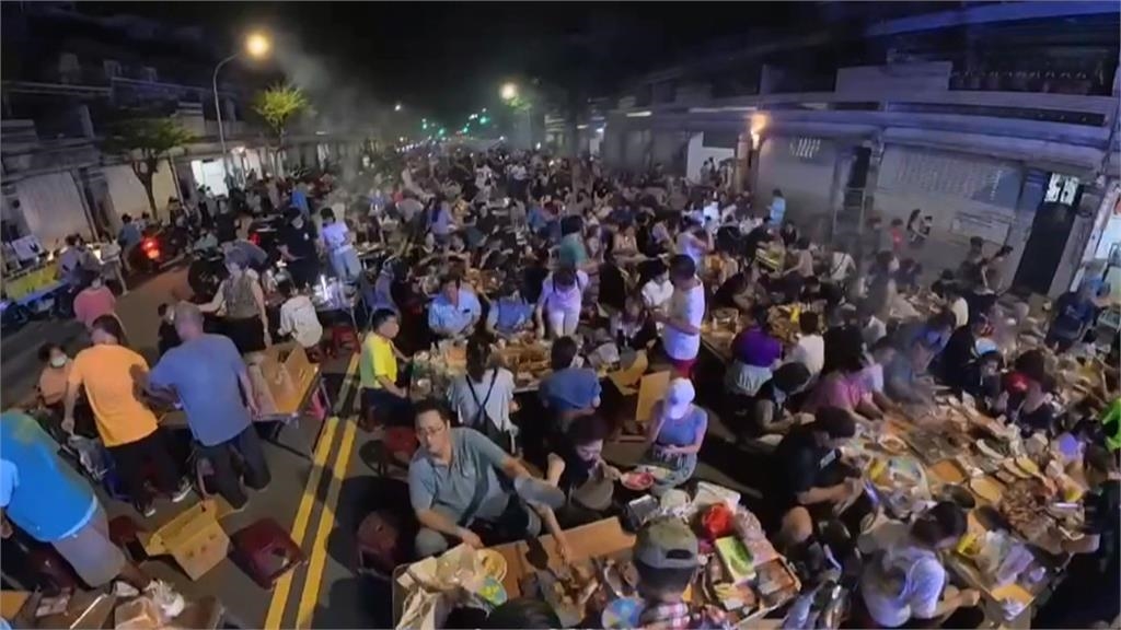 高雄誠義里封街千人烤肉趴! 上百桌烤爐開烤超壯觀