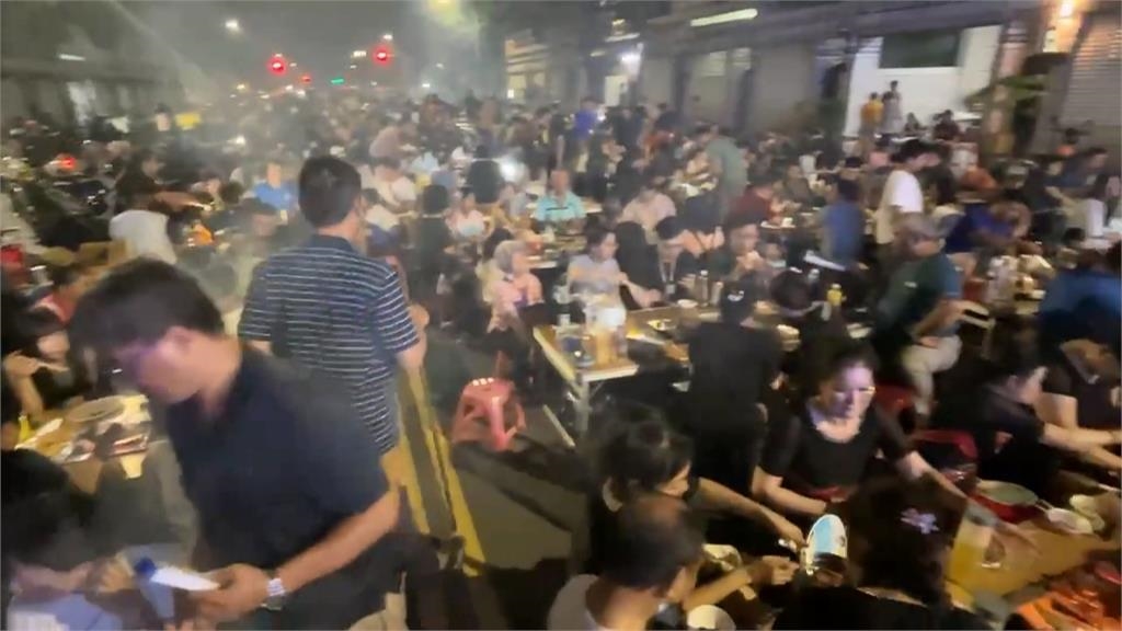 高雄誠義里封街千人烤肉趴! 上百桌烤爐開烤超壯觀