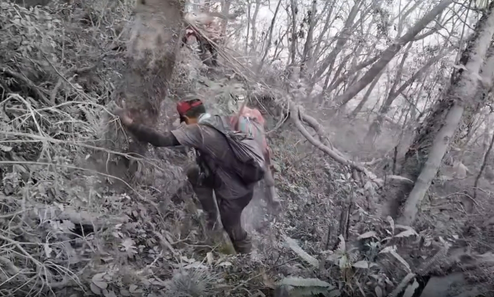探勘隊「搏命5天」徒步抵達堰塞湖！驚見末日悚景…宛如「太空表面」畫面曝光