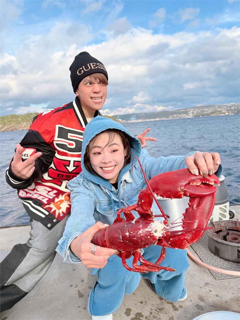 蔡阿嘎搭機「雙胞胎嫩嬰狂哭7小時」險崩潰！二伯嚇喊：絕不生第3胎