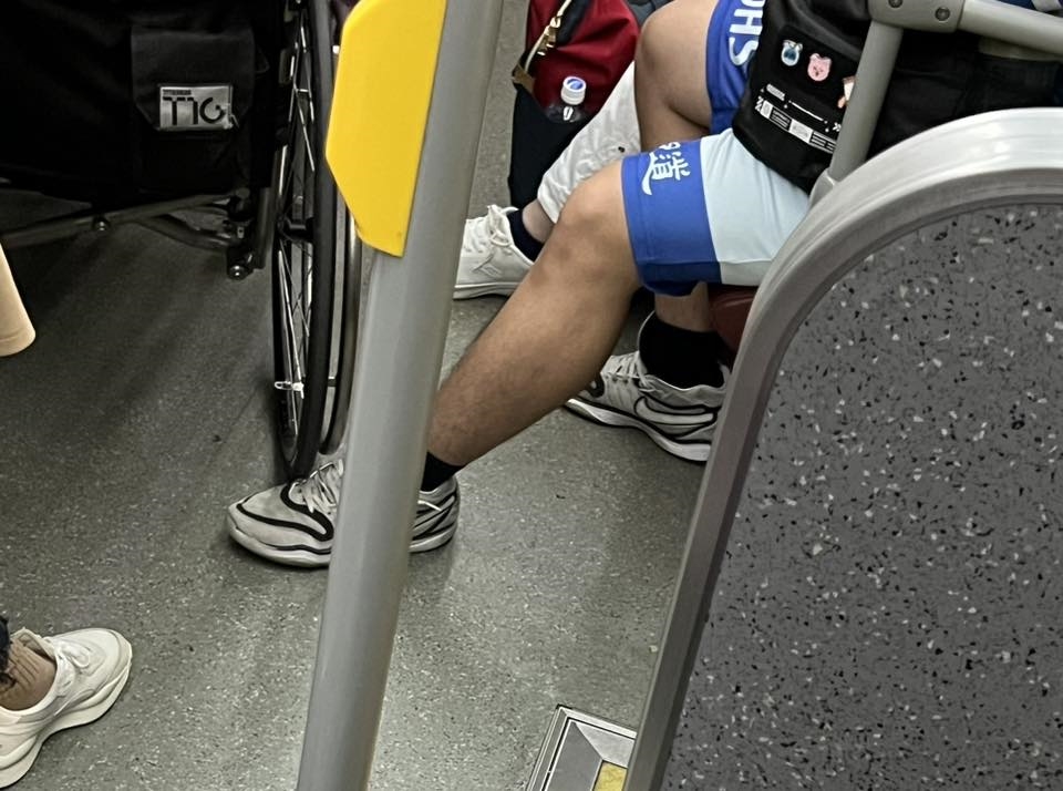 高中生搭公車伸「善良一腳」穩住輪椅翁　暖心舉動9萬人狂讚…校方回應了