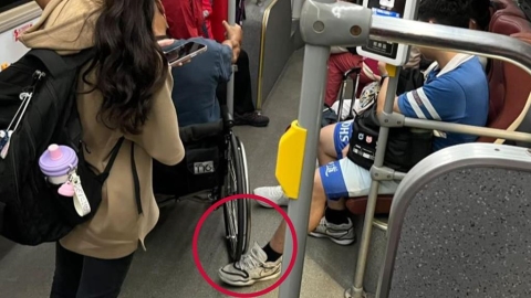 高中生搭公車伸「善意一腳」穩住輪椅翁　暖心舉動9萬人狂讚…校方回應了