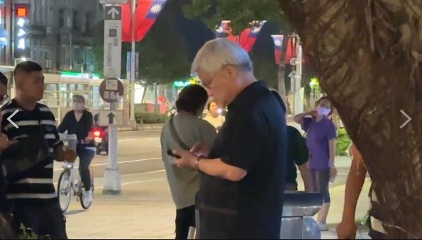 財獨！魏哲家週六出現小巨蛋外    聆聽李翊君演唱會