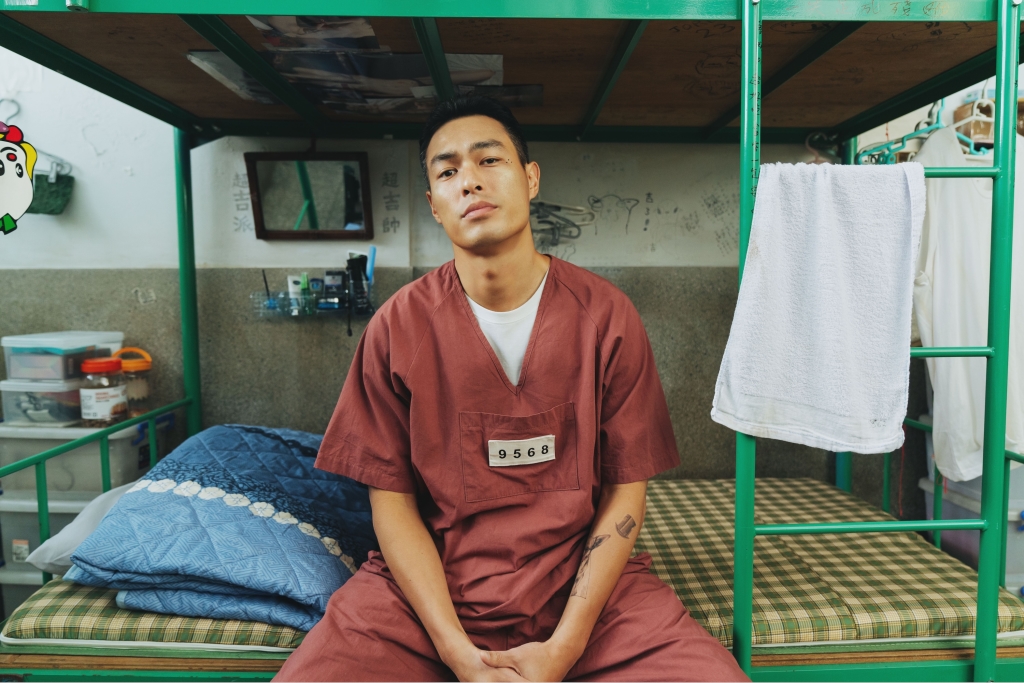 楊祐寧入獄組「監所男團」！穿囚服現身自封資優班 驚見戲劇男神也在其中