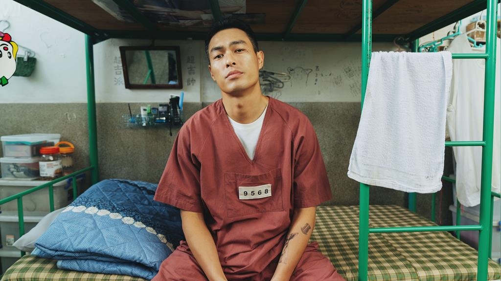 楊祐寧入獄組「監所男團」！穿囚服現身自封資優班 驚見戲劇男神也在其中