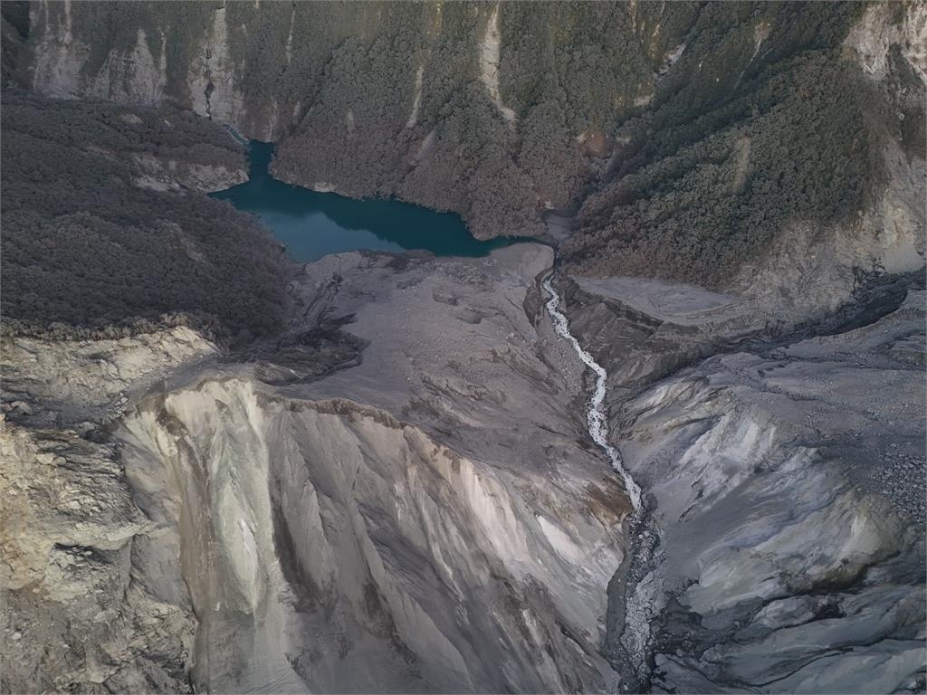 快新聞／空拍直擊馬太鞍堰塞湖！水道持續下刷　紅色警戒仍未解