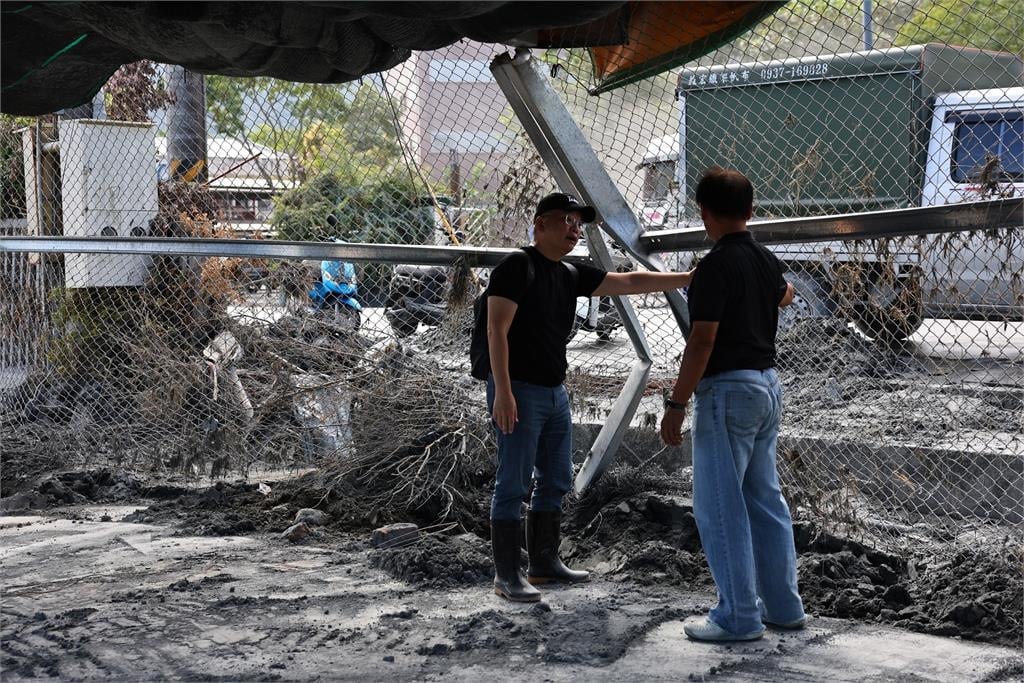 綜合/棒球被埋在淤泥裡!中職會長蔡其昌親赴花蓮勘災「捐手套+50萬」助光復重建