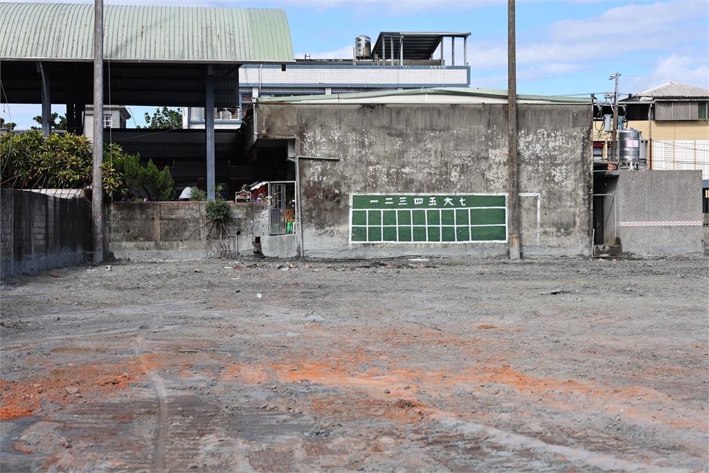 綜合/棒球被埋在淤泥裡!中職會長蔡其昌親赴花蓮勘災「捐手套+50萬」助光復重建