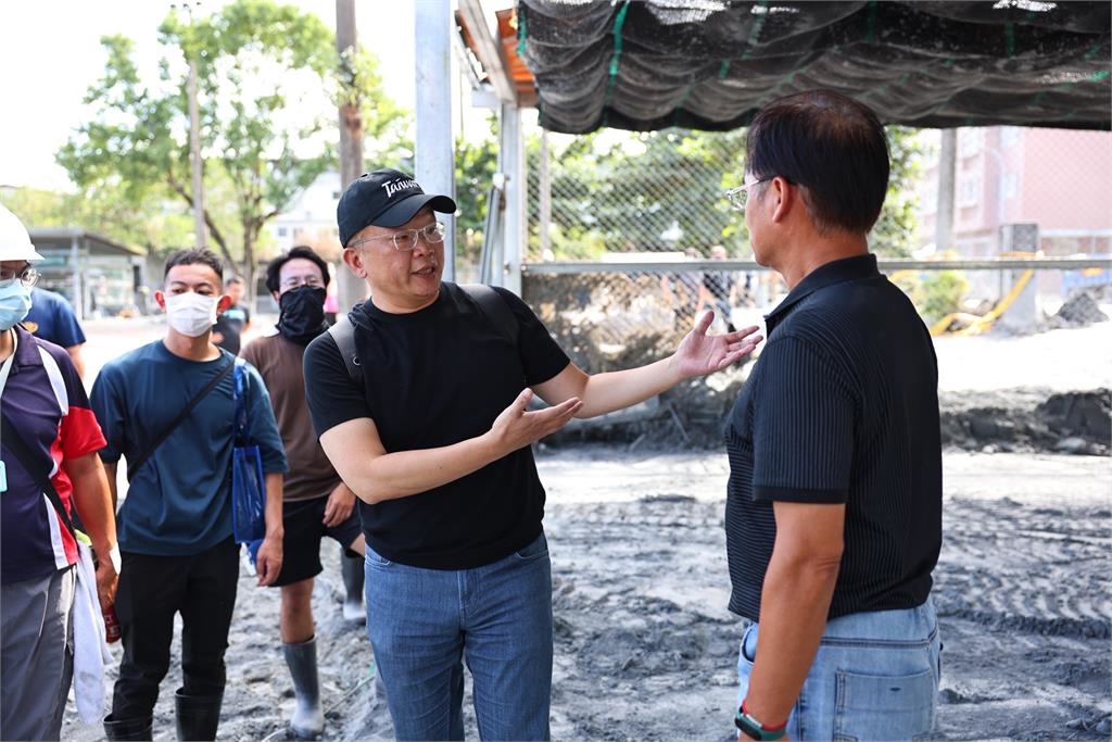 綜合/棒球被埋在淤泥裡!中職會長蔡其昌親赴花蓮勘災「捐手套+50萬」助光復重建