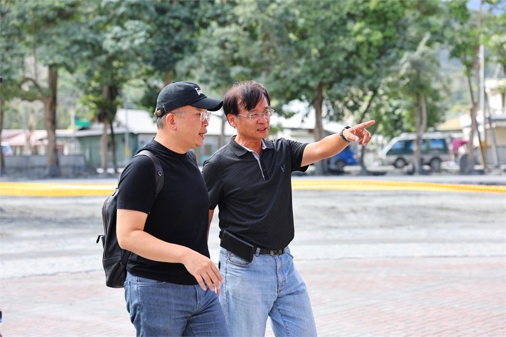 綜合/棒球被埋在淤泥裡!中職會長蔡其昌親赴花蓮勘災「捐手套+50萬」助光復重建