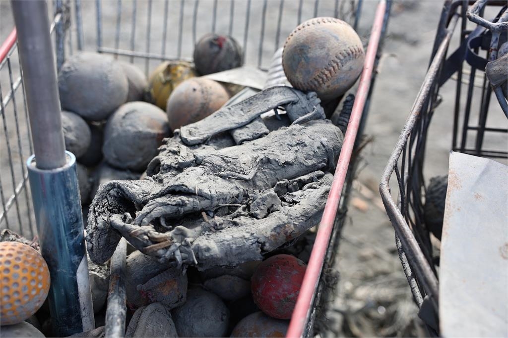 綜合/棒球被埋在淤泥裡!中職會長蔡其昌親赴花蓮勘災「捐手套+50萬」助光復重建