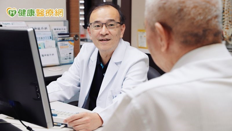 與毛小孩遊戲滑倒致頸椎損傷癱瘓!醫緊急手術助男子奇蹟恢復行走