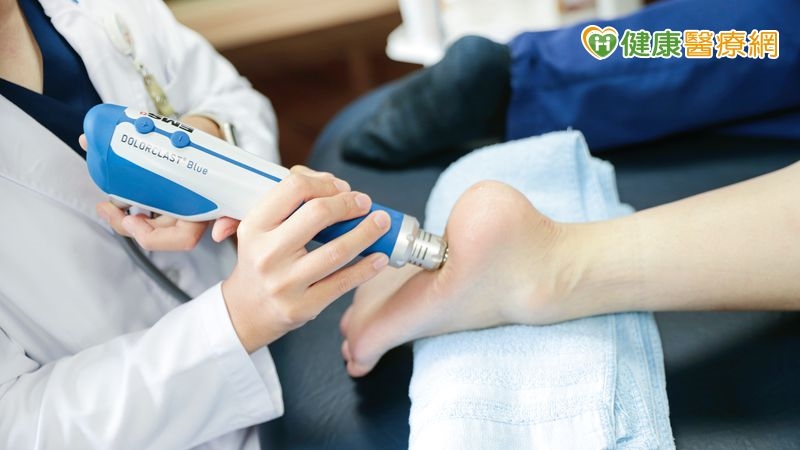5旬婦為健身天天健走反害「足底筋膜炎」發作　震波治療助重拾步伐