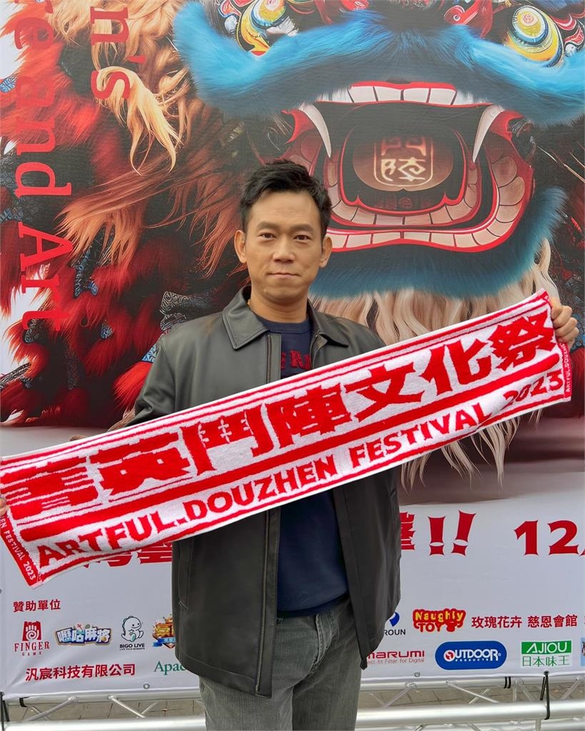 顏正國生前「與黃鴻升合照」被挖出！5年前「感嘆12字」今惹哭眾人：在天堂合體了