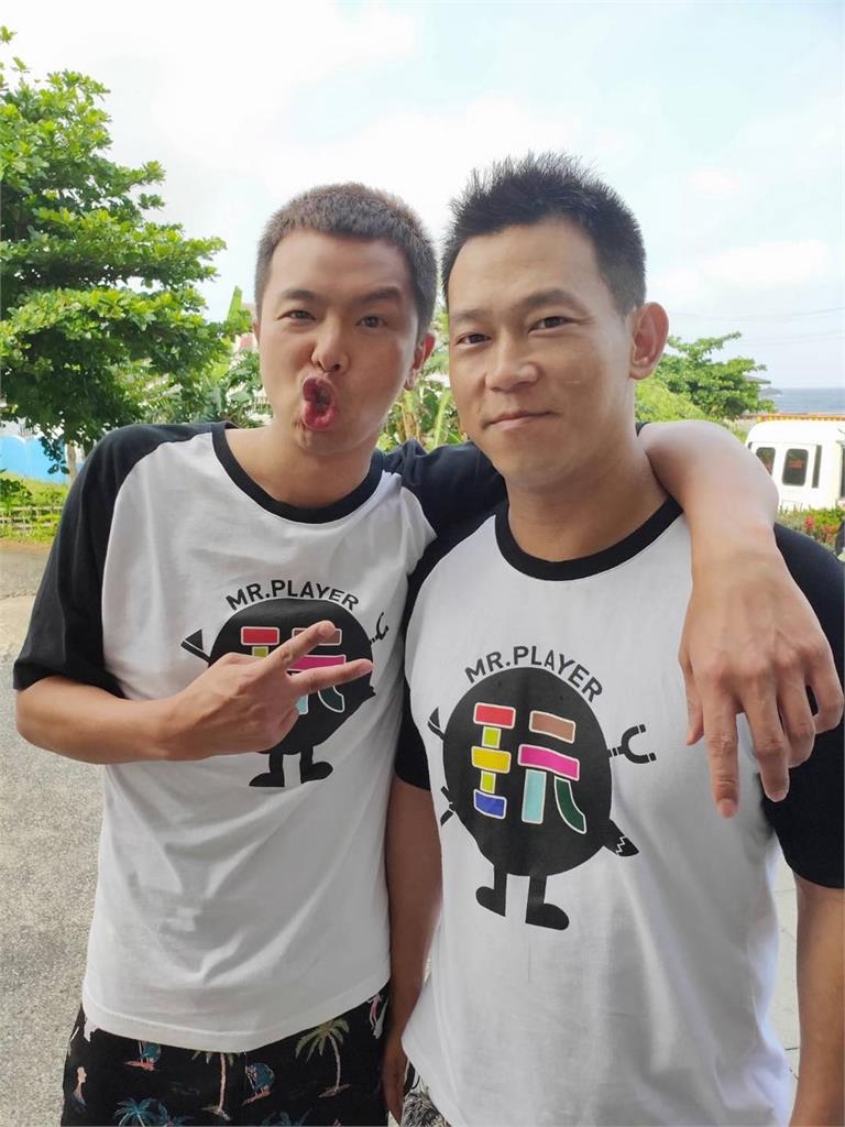 顏正國生前「與黃鴻升合照」被挖出！5年前「感嘆12字」今惹哭眾人：在天堂合體了