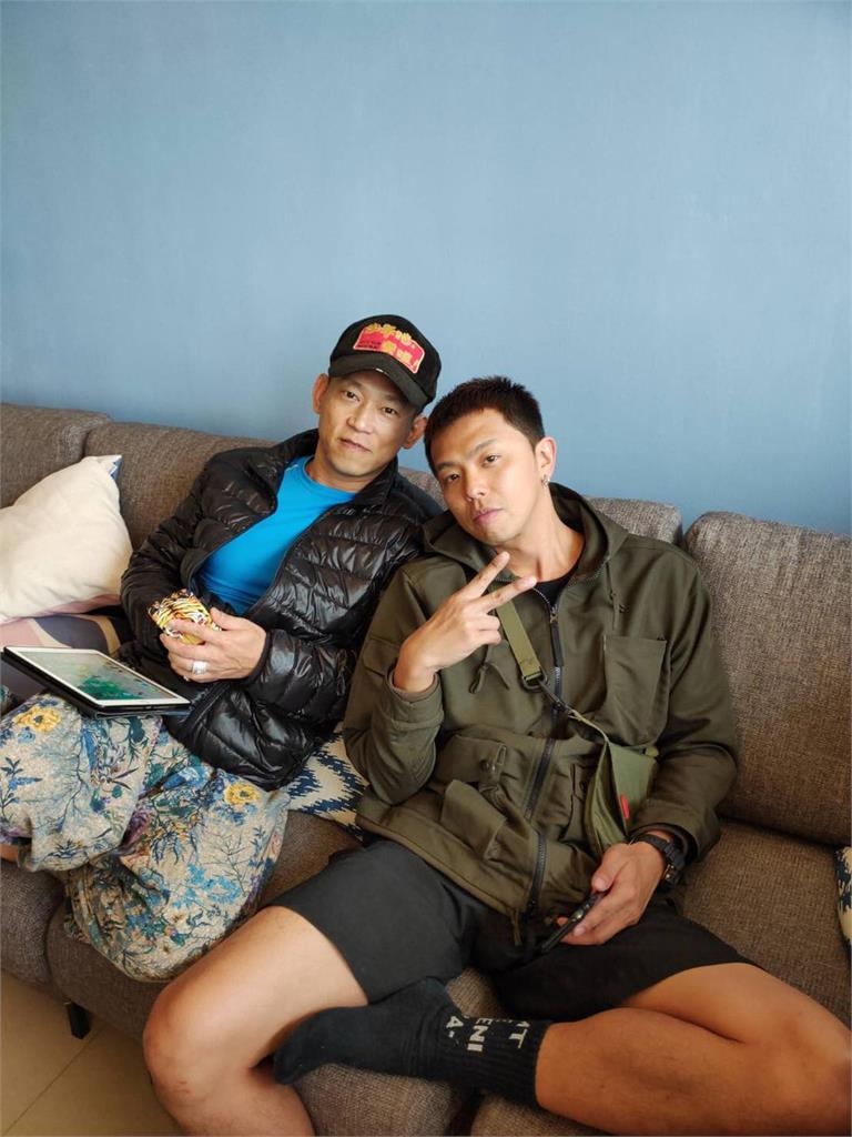 顏正國生前「與黃鴻升合照」被挖出！5年前「感嘆12字」今惹哭眾人：在天堂合體了