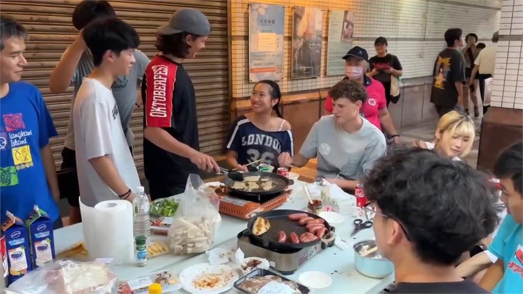中壢「萬人封街夯肉」連假最後一烤 外國朋友嗨喊:喜歡