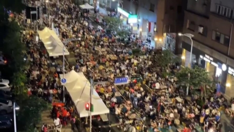 中壢「萬人封街夯肉」連假最後一烤 外國朋友嗨喊:喜歡