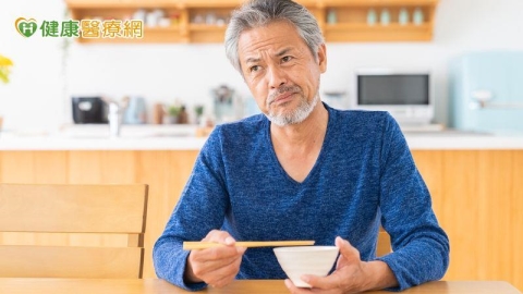 銀髮族食慾差、餐餐吃得慢?醫:當心「老年性吞嚥障礙」上身