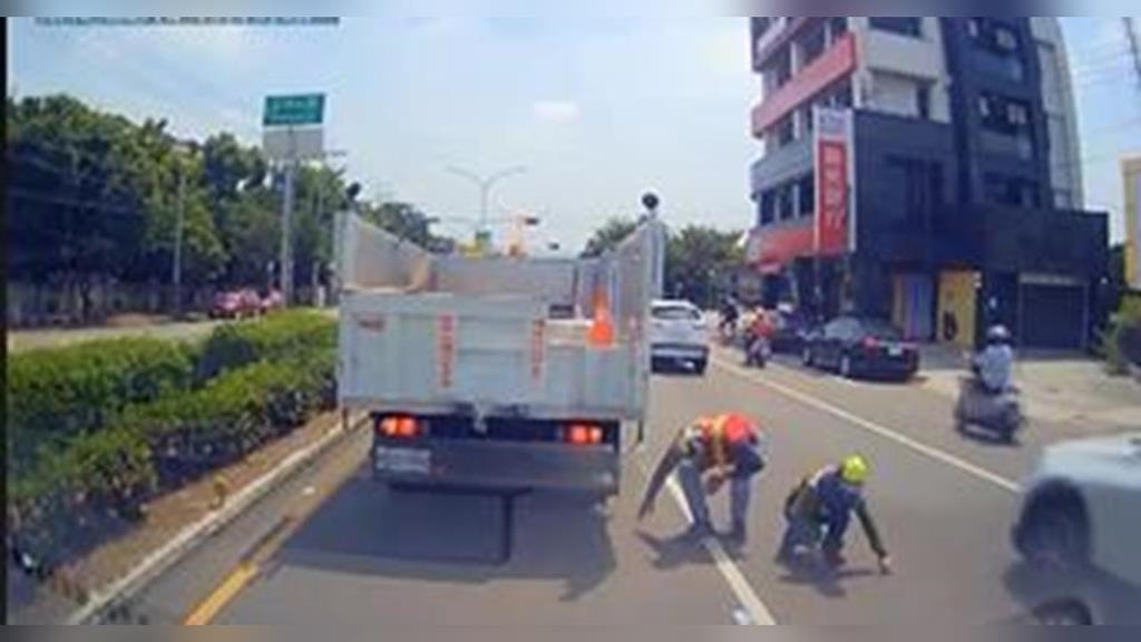 婦人騎車噴飛大量千元鈔! 清潔隊拾獲5.9萬元物歸原主