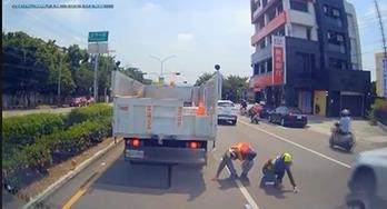 婦人騎車噴飛大量千元鈔! 清潔隊拾獲5.9萬元物歸原主