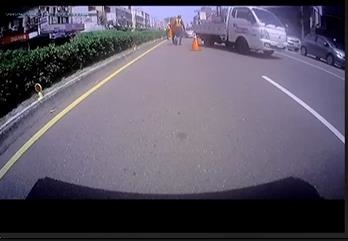 婦人騎車噴飛大量千元鈔! 清潔隊拾獲5.9萬元物歸原主