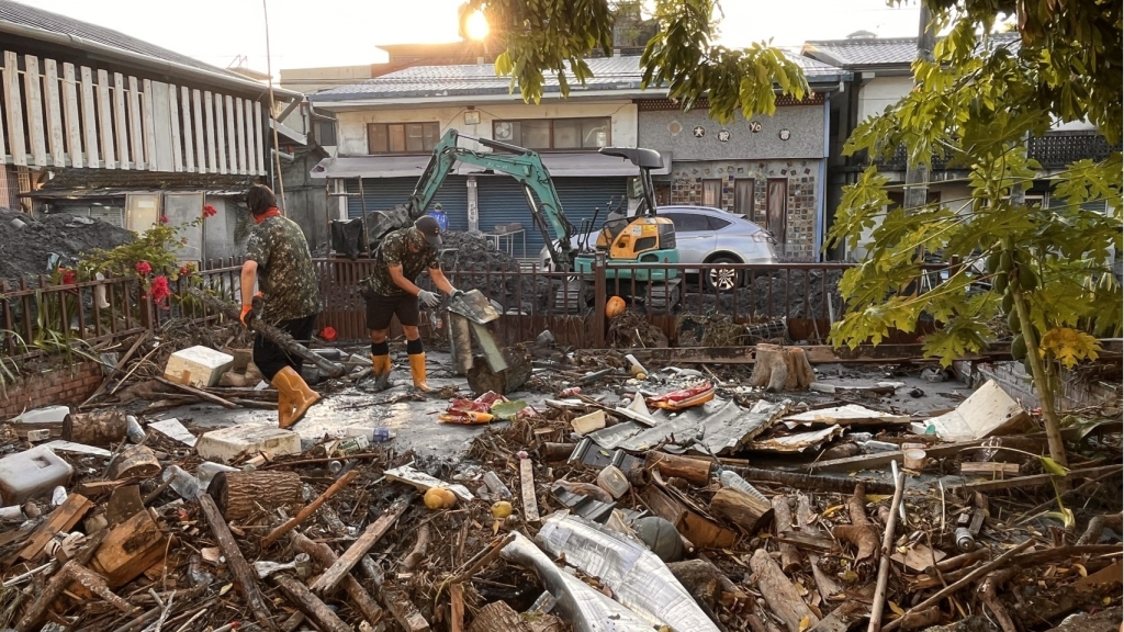 花蓮老家遭洪水襲虐！前職棒球星也成受災戶 巨量泥沙堆積「家具全毀」畫面首曝光