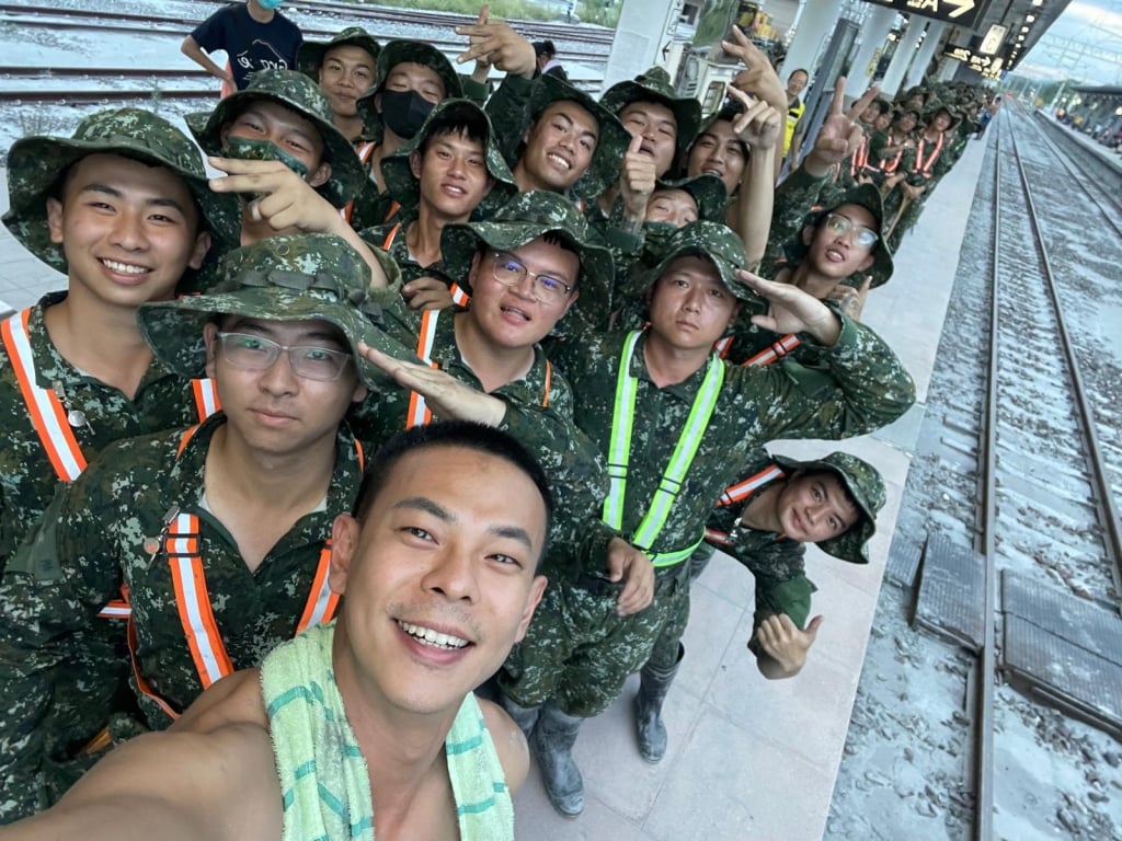 孫綻當「鏟子超人」挺進花蓮!與國軍合影「有幸成一份子」 他感動曝災民心聲