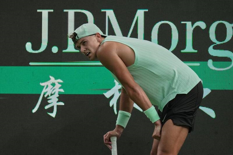 網球(影)/上海賽超危險!喬帥嘔吐、前球王抽筋退賽球員不忍直言:要在場上熱死嗎?