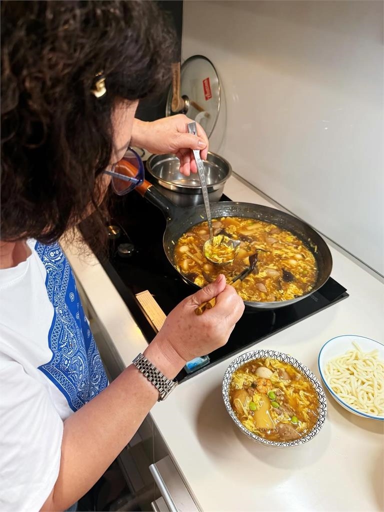 雙金影后賈靜雯慶51歲生日曬照 同框愛女波妞「表情搶鏡」幸福滿滿