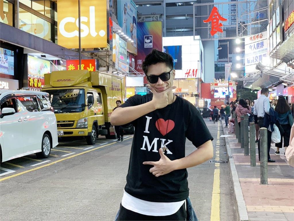 街頭配對翻車…歐美風辣妹「轉身見高壯男」秒變臉遭炎上!黑男還原真相道歉