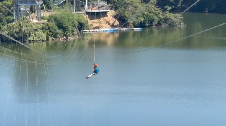 飛越明德水庫！賞景新視角　空中飛索、高空自行車練膽量