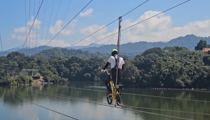 飛越明德水庫！賞景新視角　空中飛索、高空自行車練膽量